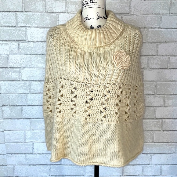 Anthro Sleeping on Snow cape - Picture 1 of 7